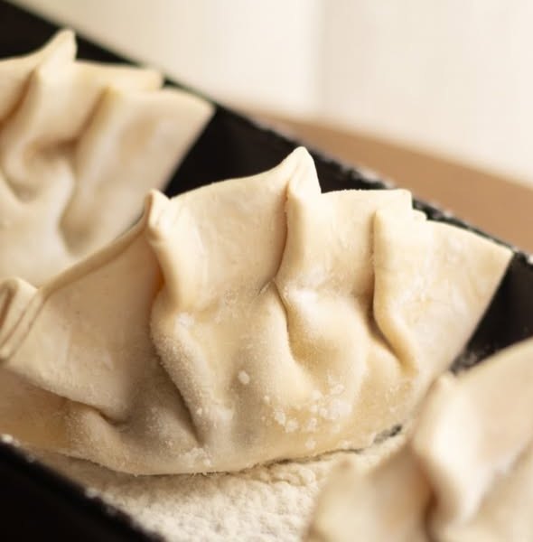 Dumplings crudos hechos a mano, espolvoreados con harina